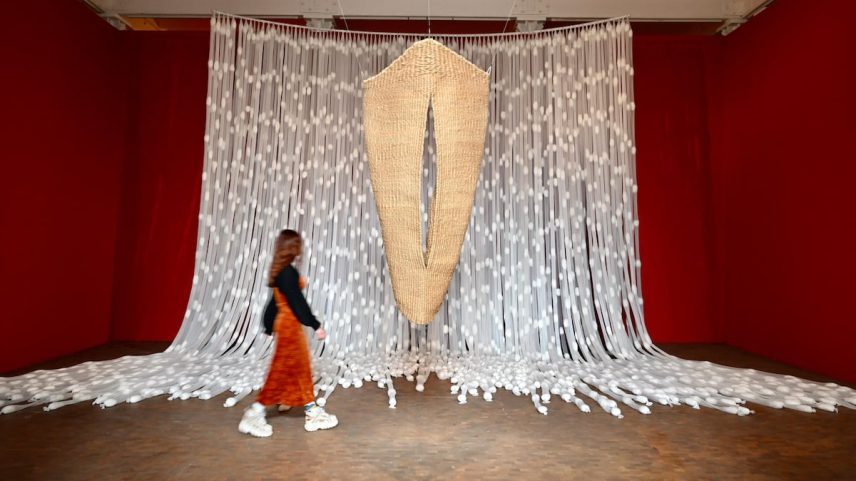 A instalação 'Cascada', de Marta Palau, dentro da mostra que lhe dedica o Museu Tàpies, em Barcelona. (Foto: MUSEU TÀPIES)