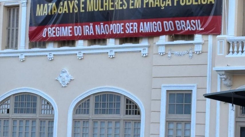 Faixa foi colocada no majestoso prédio onde funcionou o antigo Hotel Leblon, (Foto: Reprodução)