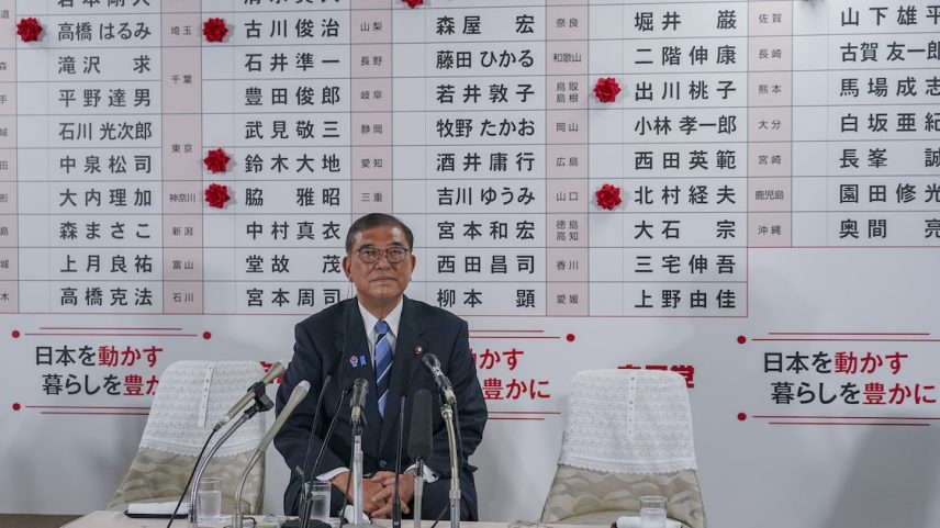 O primeiro-ministro do Japão, Shigeru Ishiba, concede entrevista depois da eleição para a Câmara Alta no domingo (20) (Foto: Toru Hanai/Bloomberg)