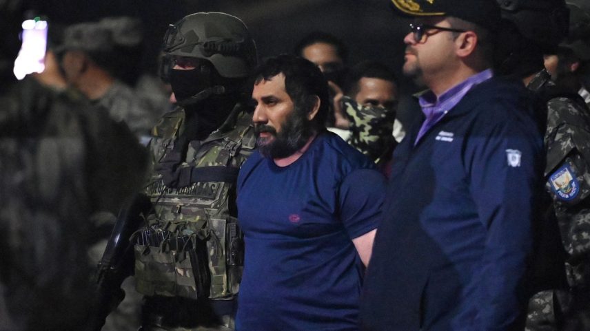 Chefe da organização criminosa Los Choneros, José Adolfo Macías Villamar, o Fito, é acompanhado por policiais equatorianos após sua captura (Foto: Marcos PIN / AFP).