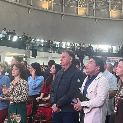 Bolsonaro e Michelle participam de culto em meio a desafios políticos do ex-presidente