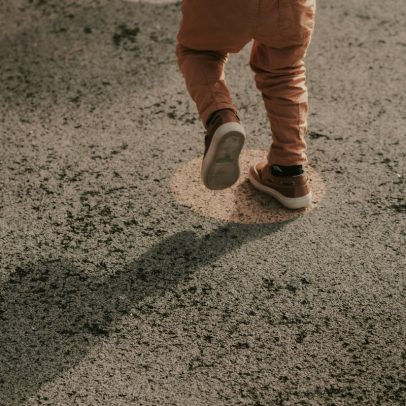 Autistas apresentam padrões de caminhada distintos e suas causas são investigadas