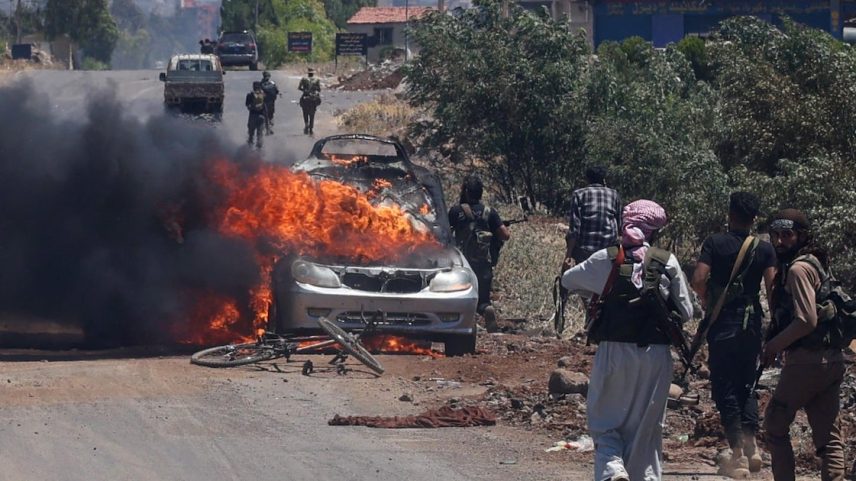 Tribos beduínas sunitas queimam um carro durante confronto com os drusos em Sweida, no sul da Síria (Foto: Bakr Alkasem/AFP)