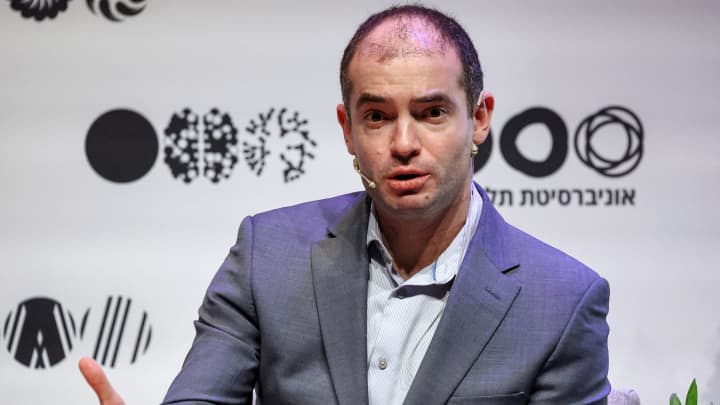 Ilya Sutskever, cofundador e cientista-chefe da OpenAI, fala na Universidade de Tel Aviv em Tel Aviv, Israel, em 5 de junho de 2023. (Foto: Jack Guez | AFP | Getty Images)