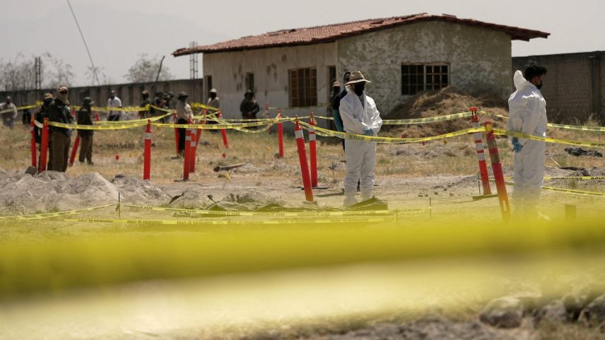 Forenses da Fiscalía de Jalisco no Rancho Izaguirre Teuchitlán, em 20 de março de 2025. (Foto: Ivan Arias/REUTERS)