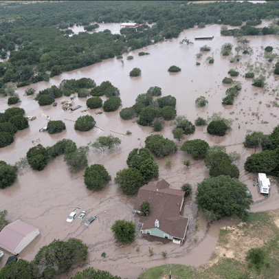 Guarda Costeira realiza resgates aéreos em meio às enchentes no Texas