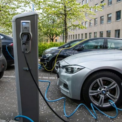 Trump aprova lei que favorece rivais e pressiona Tesla no mercado de elétricos
