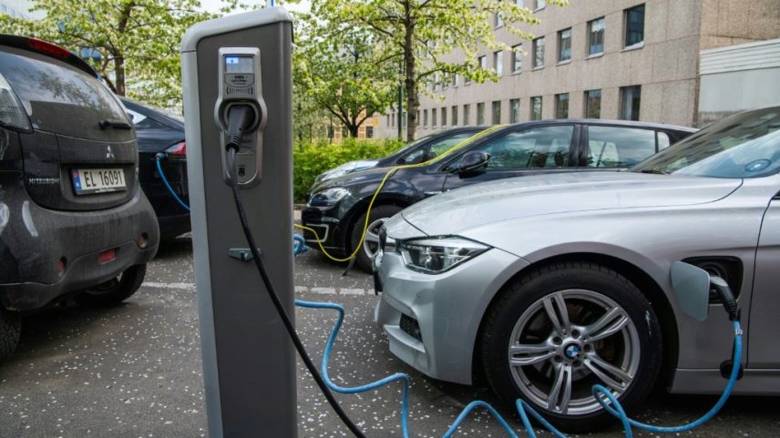 Analistas avaliam ainda que o fim do subsídio pode reduzir a demanda por carros elétricos (Foto: AFP Photo)