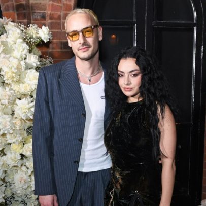Charli XCX revela que deixaria George Daniel no altar se ele não chorasse
