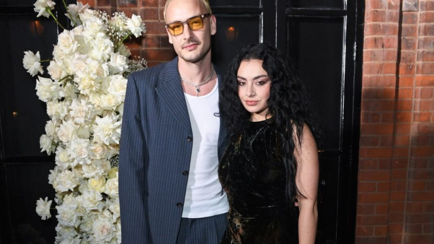 Charli XCX revelou que seu novo marido, George Daniel, do The 1975, chorou ao vê-la caminhar até o altar em seu casamento em Londres. (Foto: Reprodução)