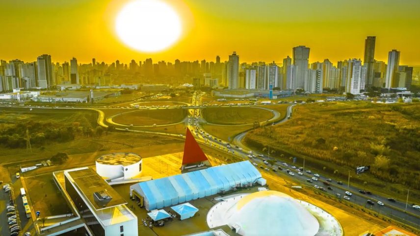Vista do Centro Cultural Oscar Niemeyer ao pôr do sol, em Goiânia, Goiás. (Foto: Drones skyview/Arquivo pessoal)