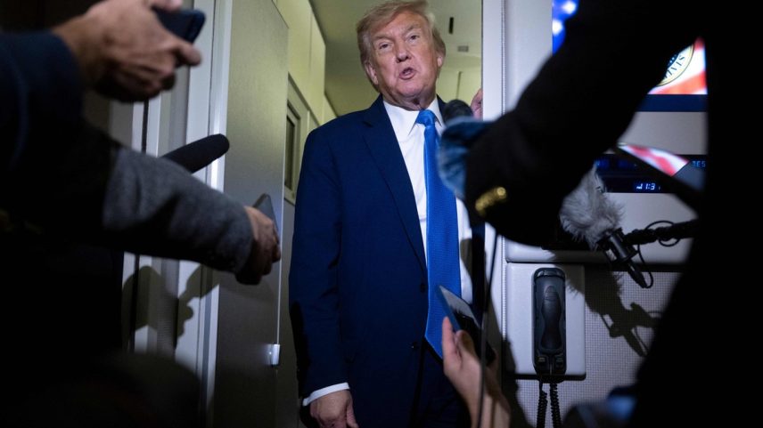 Donald Trump fala com repórteres a bordo do Air Force One ao deixar encontro do G7 (Foto: Brendan Smialowski/AFP)