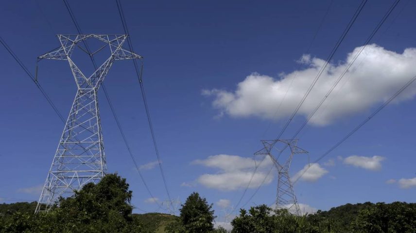 Linhas de transmissão de energia elétrica no Rio (Foto: Arquivo Domingos Peixoto / Agência O Globo)