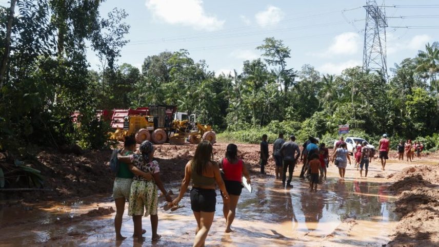 Ribeirinhos paralisam obra da avenida Liberdade na comunidade Nossa Senhora dos Navegantes, em Belém (Foto: Oswaldo Forte/Fotoarena/AgÍncia O Globo)