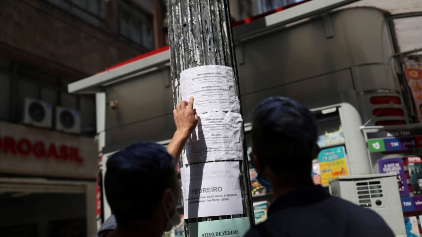 Pessoas olham avisos de vagas de emprego no centro de São Paulo (Foto: Amanda Perobelli/Reuters)