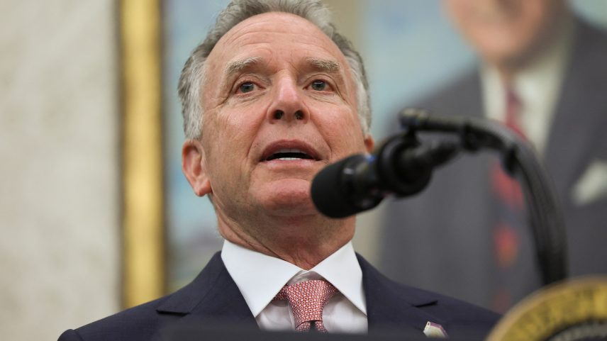 O enviado especial dos EUA, Steve Witkoff, discursa durante a cerimônia de posse de Jeanine Pirro como procuradora-geral interina dos EUA para o Distrito de Columbia, oferecida pelo presidente dos EUA, Donald Trump, na Casa Branca em Washington, D.C., EUA, em 28 de maio de 2025. (Foto: REUTERS/Leah Millis)
