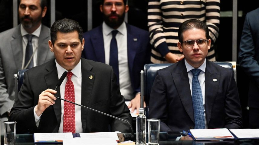 Os presidentes do Senado, Davi Alcolumbre (à esquerda), e da Câmara, Hugo Motta, juntaram forças (Foto: Evaristo Sá/AFP)