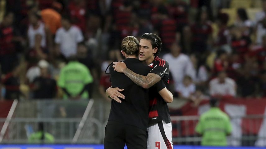 Filipe Luis e Pedro (Foto: Marcelo Theobald / Agência O Globo)