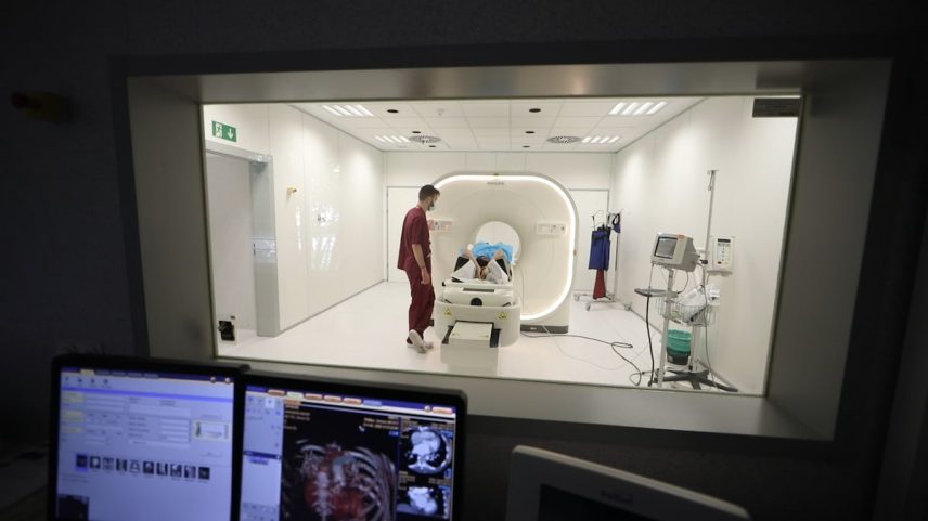 Um voluntário durante um ensaio clínico no Centro Nacional de Pesquisa Cardiovascular em Madrid. (Foto: CNIC)