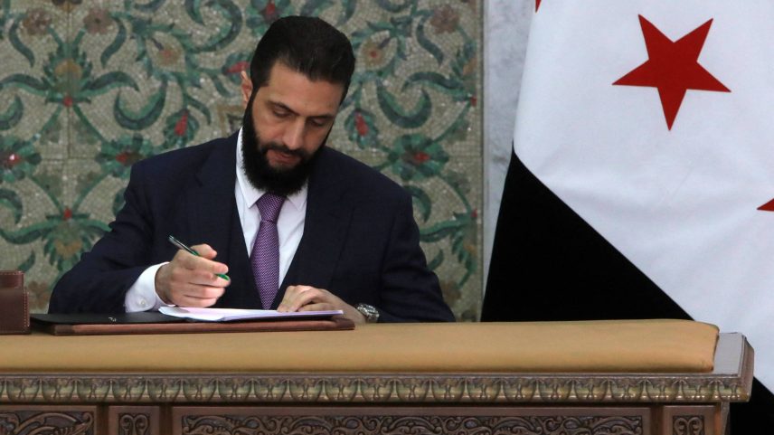 Ahmad al-Sharaa assina declaração constitucional que vigorará por cinco anos, no palácio presidencial em Damasco (Foto: Bakr Alkasem-13.mar.25/AFP)