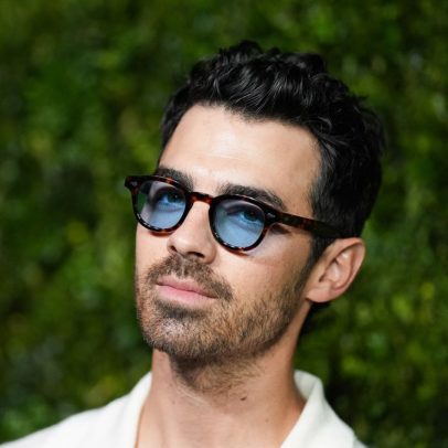 Joe Jonas reage a comentário de fã sobre seus 'pequenos mamilos' em vídeo divertido