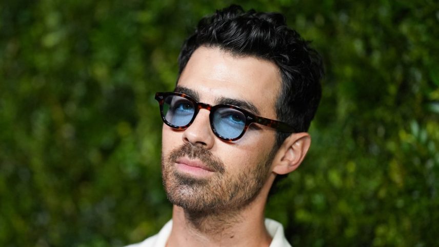 Joe Jonas lembrou de um fã dizendo que ele tem "mamilos pequenos" em um vídeo hilário sobre a interação. (Foto: Reprodução)