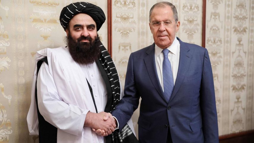 Chanceler russo, Serguei Lavrov, com o colega talibã Amir Khan Muttaqi durante encontro em Moscou, ocorrido em outubro do ano passado (Foto: Ministério das Relações Exteriores da Rússia - 4.out.2024/AFP)