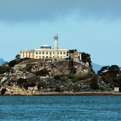 Fuga em Alcatraz resulta em cinco mortes e marca um episódio trágico na prisão