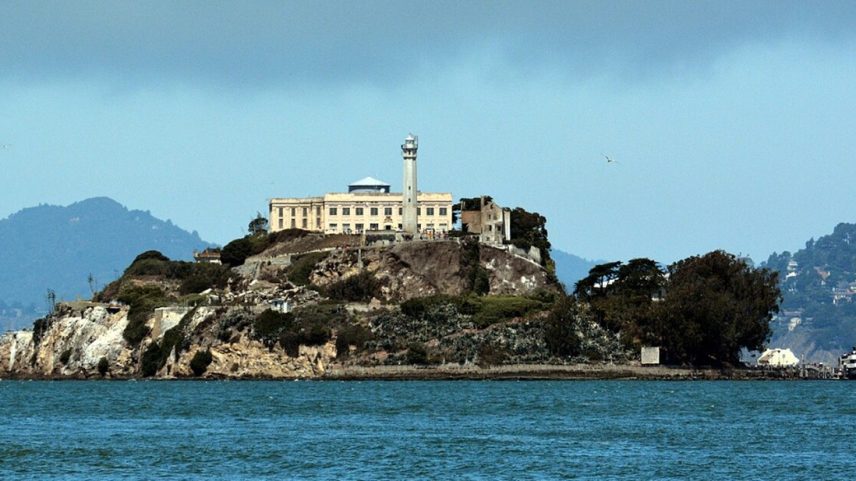 Penitenciária de Alcatraz: A ilha onde funcionava a prisão desativada em 1963 (Foto: Reprodução/Wikipedia)