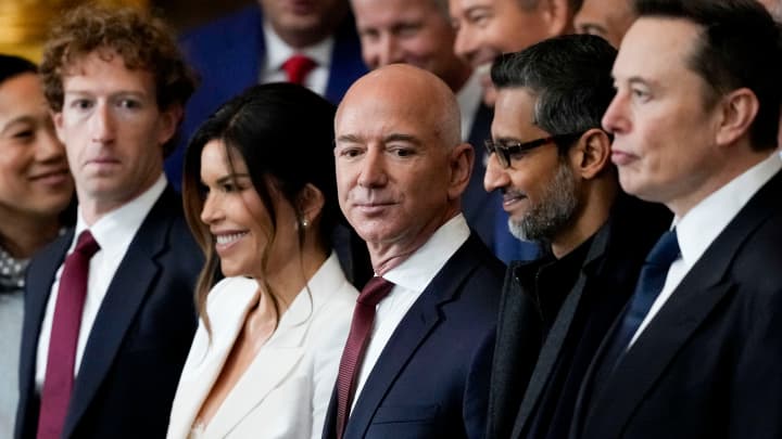Mark Zuckerberg, CEO da Meta Platforms Inc.; da esquerda para a direita, Lauren Sanchez; Jeff Bezos, fundador da Amazon.com Inc.; Sundar Pichai, CEO da Alphabet Inc.; e Elon Musk, CEO da Tesla Inc., durante a 60ª inauguração presidencial no rotunda do Capitólio dos EUA em Washington, D.C., em 20 de janeiro de 2025. (Foto: Julia Demaree Nikhinson | Bloomberg | Getty Images)