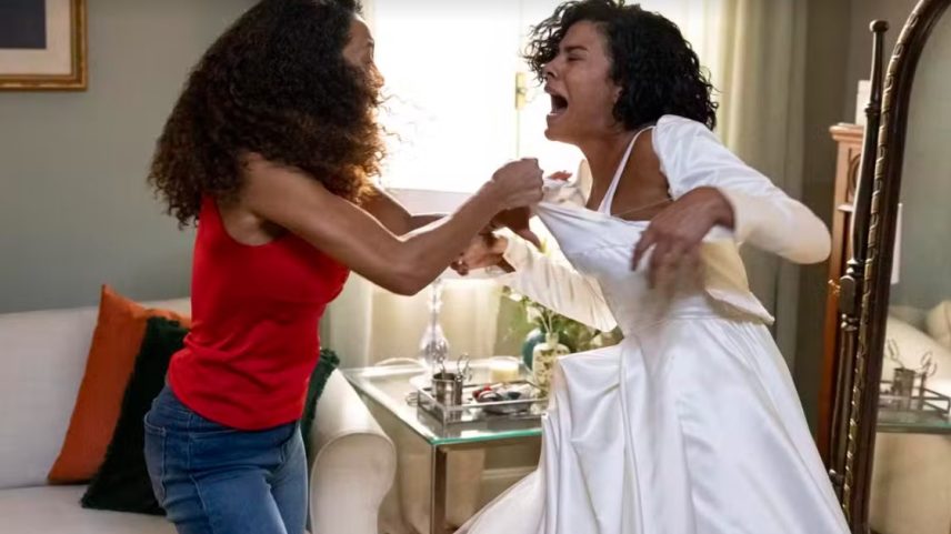 Raquel (Taís Araujo) rasga o vestido de Maria de Fátima (Bella Campos) em Vale Tudo (Foto: Reprodução/TV Globo)