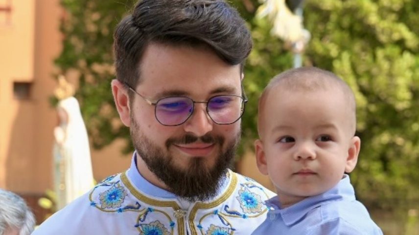 Padre Sergiu Chiriloaei, da Igreja Grego-Católica Romena, com seu filho Milan Benedict: desejo de continuidade do papado de Francisco (Foto: Arquivo Pessoal)