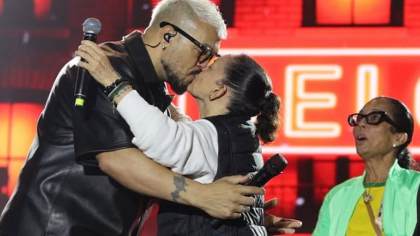 Prefeita de Conceição do Jacuípe dá beijo em Belo durante apresentação no São João na cidade (Foto: Redes Sociais)