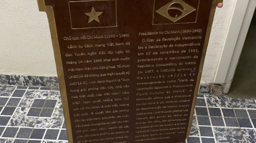 Placa em homenagem ao líder da Revolução Vietnamita Ho Chi Minh (1890-1969) (Foto: Divulgação)