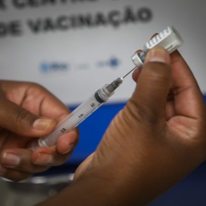 Vacinação contra nova variante de Covid-19 inicia para idosos a partir de 60 anos