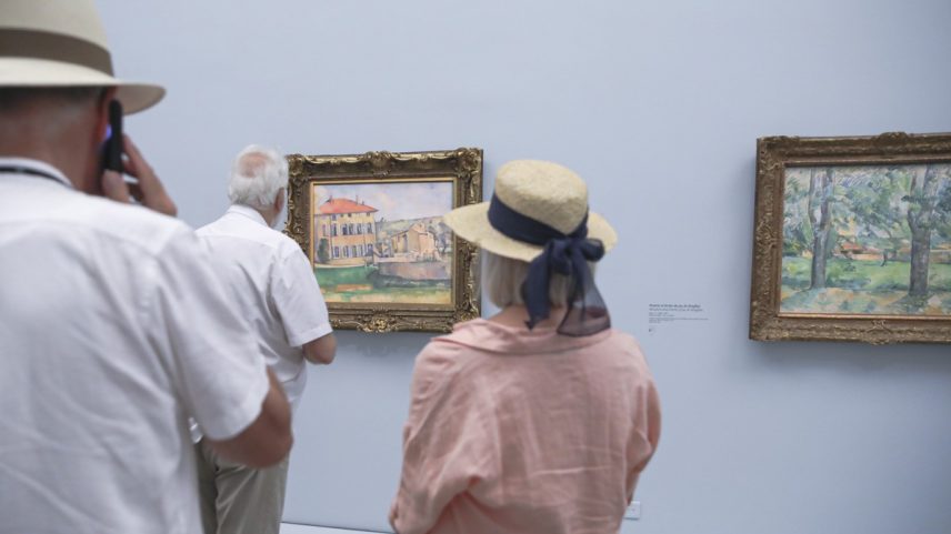 Turistas veem a exposição de parte da obra de Paul Cézanne em Aix-en-Provence (Foto: Andrea Mantovani/The New York Times)