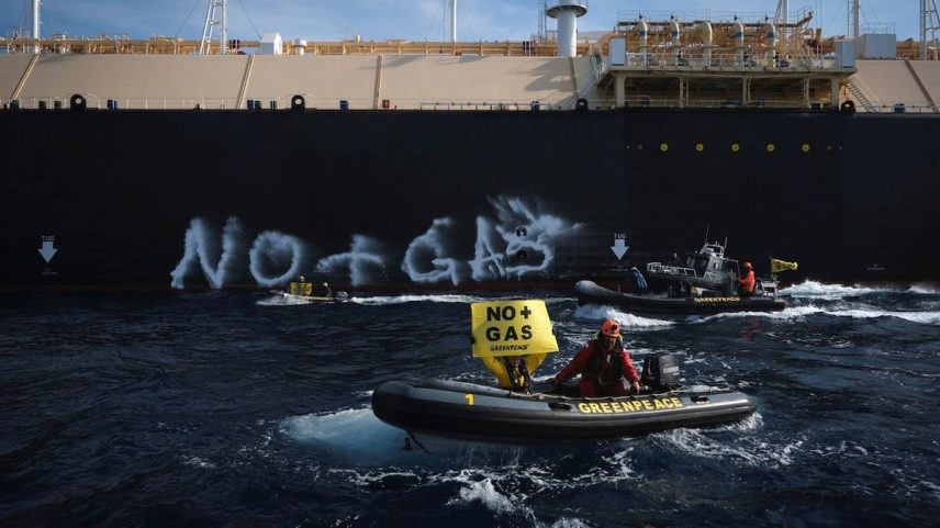Activistas do Greenpeace em uma ação para exigir o fim dos combustíveis fósseis frente a um buque carregado de gás liquefeito no porto de Sagunto (Valência) em 2021. (Foto: PEDRO ARMESTRE/EFE/Greenpeace)