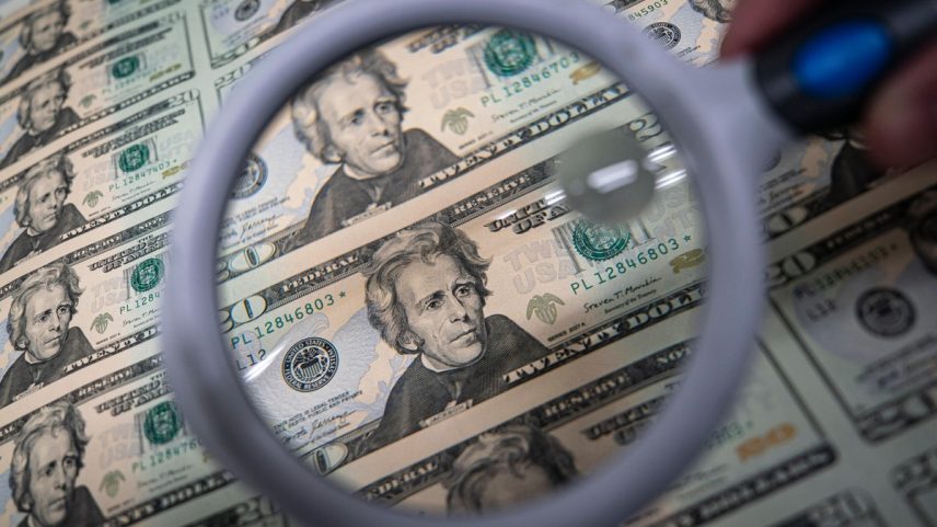 Cédulas de dólar: operações de câmbio suspeitas feitas no dia do tarifaço de Trump contra o Brasil podem ser investigadas (Foto: Bloomberg)