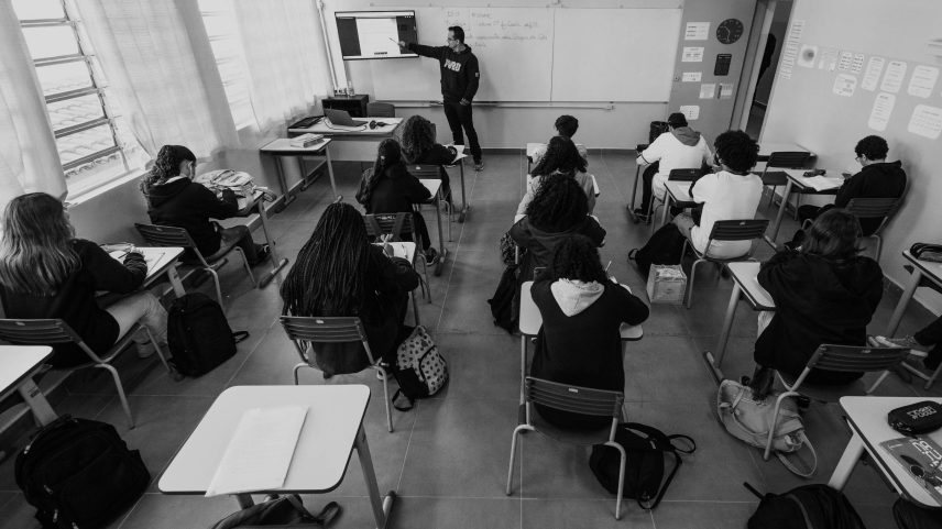 Professor ministra aula para alunos do ensino médio em escola estadual de São Paulo (SP) (Foto: Bruno Santos - 12.ago.22/Folhapress)