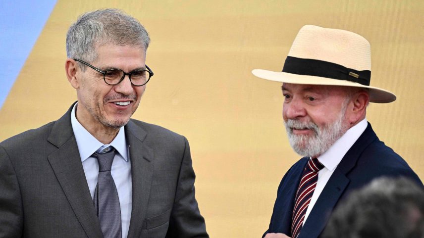 Ministro da Secom, Sidônio Palmeira, com o presidente Lula (PT) em cerimônia no Palácio do Planalto, em maio. (Foto: Evaristo Sá-21.5.2025/AFP)
