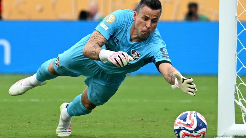 Fábio, do Fluminense, é o goleiro com mais minutos em campo no mundo nos últimos 365 dias (Foto: Chandan Khanna / AFP)
