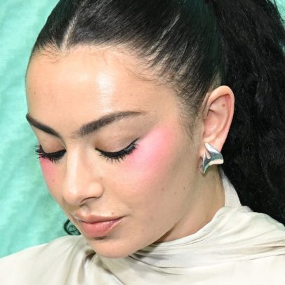 Charli XCX revela detalhes polêmicos sobre seu vestido de noiva deslumbrante