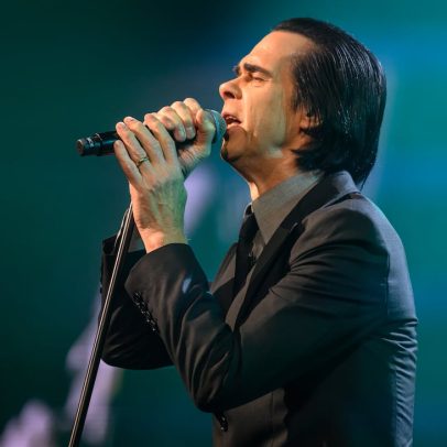 Fãs de Nick Cave lotam livraria após doação de milhares de livros pelo cantor