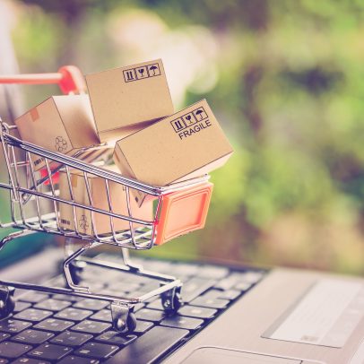Descontos de até 43% em produtos como Alexa, celulares e TVs atraem consumidores