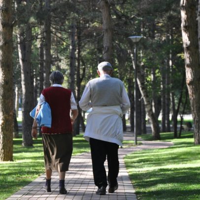 Estudo revela que idosos devem caminhar em ritmo mais acelerado do que se pensa