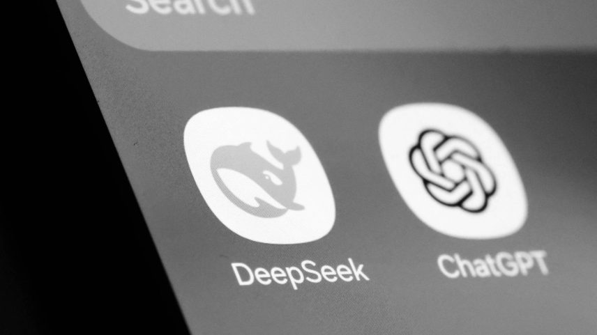 Ícones de aplicativos de inteligência artificial na tela de um telefone celular (Foto: Dado Ruvic/Reuters)