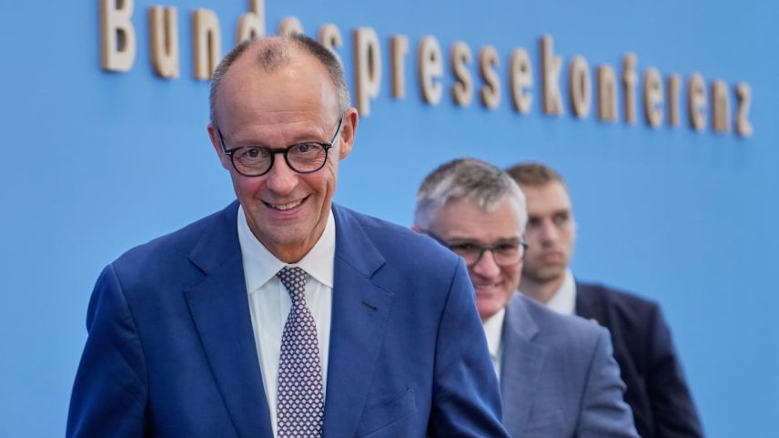O chanceler alemão, Friedrich Merz, ao término da tradicional conferência de imprensa de verão, em 18 de julho em Berlim. (Foto: Ebrahim Noroozi/AP)