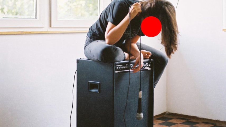 Sarah M. H., música de jazz e artista sonora, na residência artística Kpal de Zalaegerszeg (Hungria), em agosto de 2019. (Foto: Estela Sanchis)