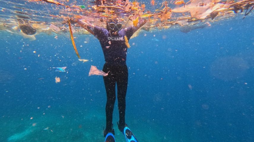 Família Schurmann mergulha, literalmente, em mar de plástico (Foto: Divulgação)