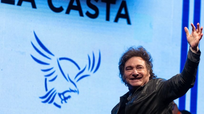 Javier Milei sauda simpatizantes durante um evento do partido La Libertad Avanza, em setembro de 2024. (Foto: Tomas Cuesta/Getty Images)